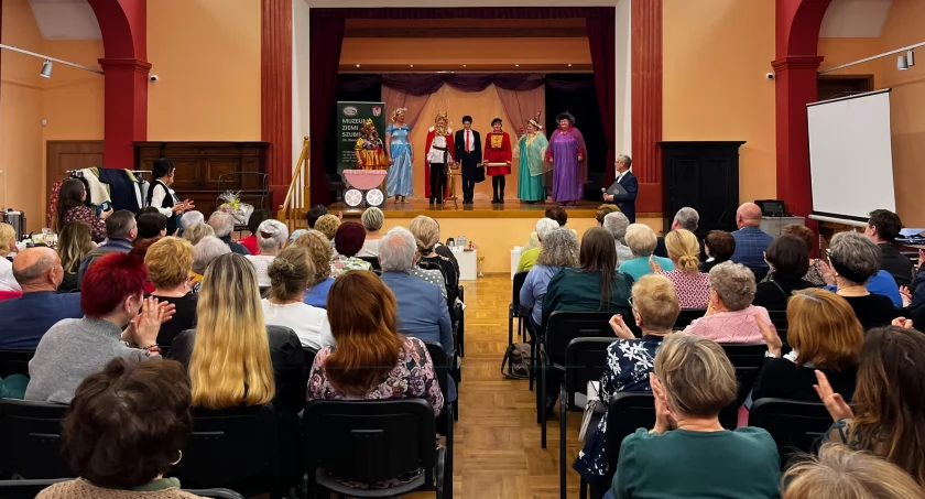 Aktorki teatru Agrafka na scenie muzeum w Szubinie   fot. Kamil Rutkowski
