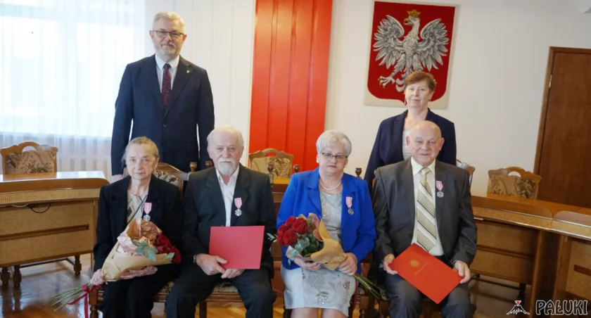 Jubilaci na wspólnym zdjęciu z burmistrzem Michałem Pęziakiem i kierowniczką USC Marią Stefańską fot. Karol Gapiński