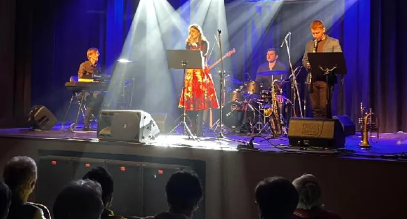 Sara Powaga i zespół One Take Band na scenie Szubińskiego Domu Kultury, fot. Kamil Rutkowski
