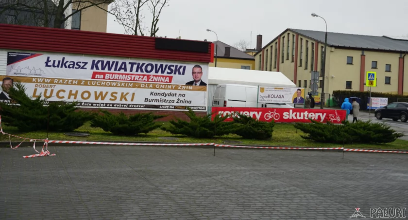 Zgodnie z przepisami i tak nie można parkować na wysokości tych banerów wyborczych, bo jest to zbyt blisko przejścia dla pieszych i skrzyżowania fot. Karol Gapiński