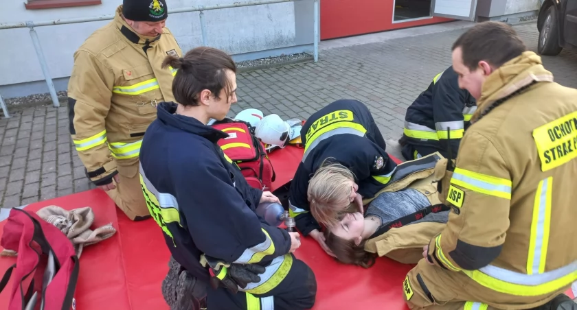 Strażacy z jednostki OSP Dziewierzewo podczas ćwiczeń z zakresu pierwszej pomocy fot. Kamila Gogola OSP Dziewierzewo