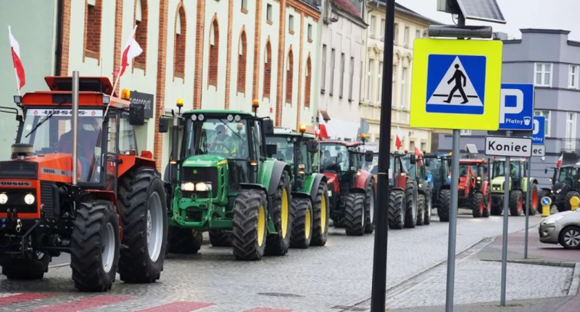 Przejazd kolumny pojazdów przez ul. 700-lecia w Żninie 20 lutego o godzinie 9.20 fot. Karol Gapiński