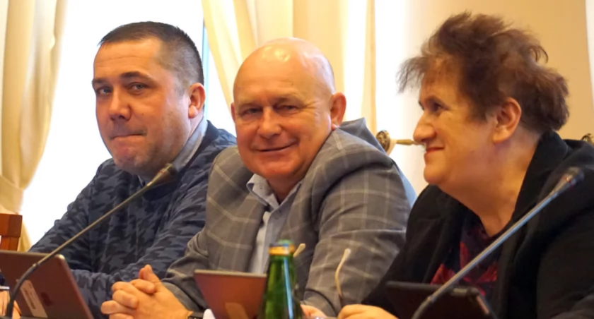 Rada Miejska w Żninie przegłosowała zmiany w budżecie gminy. Wśród nich jest uwzględnienie podwyżek pensji dla nauczycieli. Na zdjęciu od lewej radni: Jacek Orzechowski (zawodowo policjant), Sławomir Kujawa (nauczyciel) i Halina Krygier (pracownica MOPS w Żninie). fot. Karol Gapiński