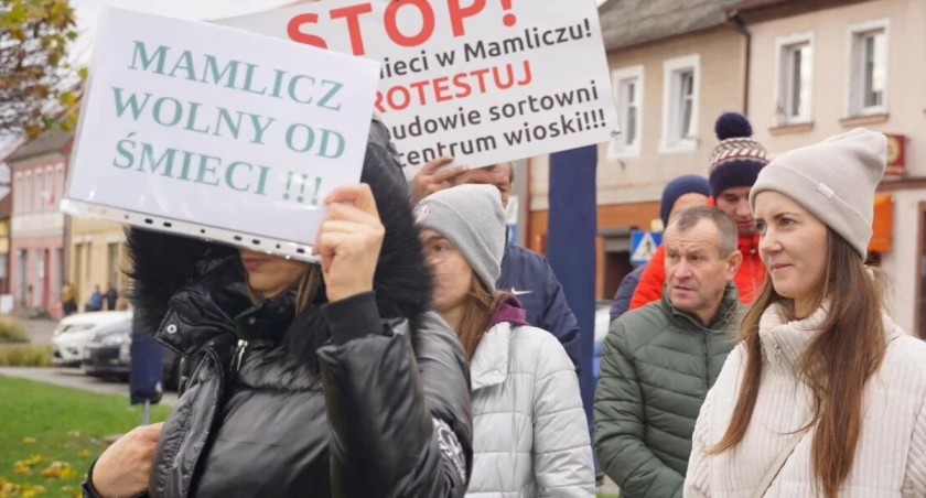 14 listopada ub.r. około 50 przeciwników planowanej sortowni odpadów w centrum Mamlicza wybrało się do Łabiszyna. Mieli ze sobą kartony i transparenty z ciekawie sformułowanymi hasłami protestacyjnymi. Mieli również megafon, przy pomocy którego wyrażali swoje żądania względem Jacka Idziego Kaczmarka. fot. Karol Gapiński