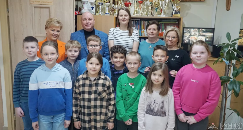 Na zdjęciu wraz ze swoimi nauczycielkami i dyrektorem szkoły laureaci czołowych miejsc w województwie w alfikach: humanistycznym i matematycznym, którzy uczą się w żnińskiej jedynce fot. Karol Gapiński