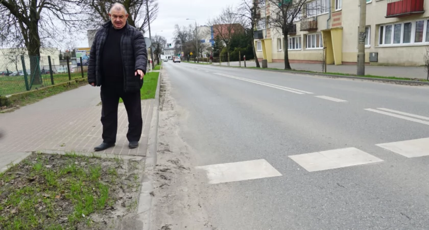 Mieczysław Marczyński pokazuje zanieczyszczenia jezdni naprzeciwko swojego bloku przy ul. Mickiewicza fot. Karol Gapiński