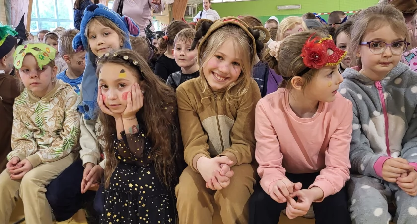 Wszyscy uczniowie szkoły w Kcyni od zerówki po trzecią klasę, obchodzili dziś Dzień Teatru fot. Ewa Hałas