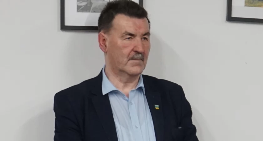 Starosta żniński Zbigniew Jaszczuk z poważną miną wysłuchuje ostrych ataków na spotkaniu dotyczącym odpadów zorganizowanym 27 lutego w Wieży Ciśnień przez miejscowy komitet fot. Justyna Kulpińska 