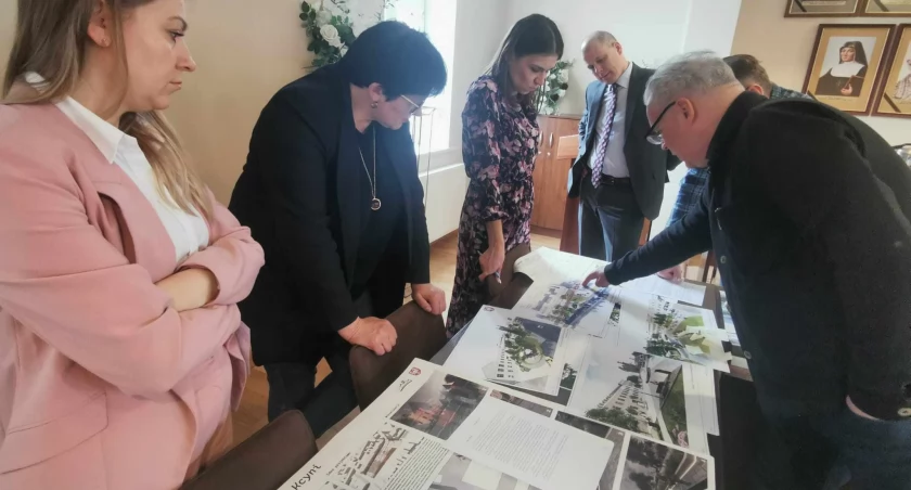 Obrady komisji konkursowej mające na celu wyłonienie zwycięskiej koncepcji modernizacji płyty rynku  fot. archiwum UM w Kcyni