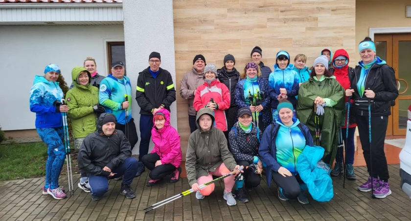 Mimo mało wiosennej pogody, uczestnicy marszu NW pokonali w Turzynie 8 km 