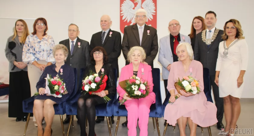 Dostojni jubilaci w towarzystwie burmistrza, jego zastępczyni, kierownika Urzędu Stanu Cywilnego z zastępczynią i przewodniczącej Rady Miejskiej fot. Cezary Kucharski