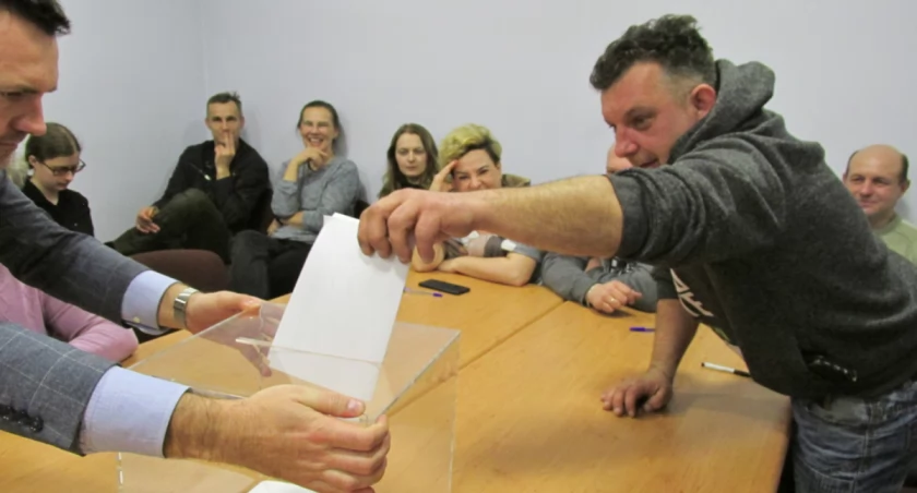 Głosuje Janusz Kiliński fot. Leszek Dolaciński