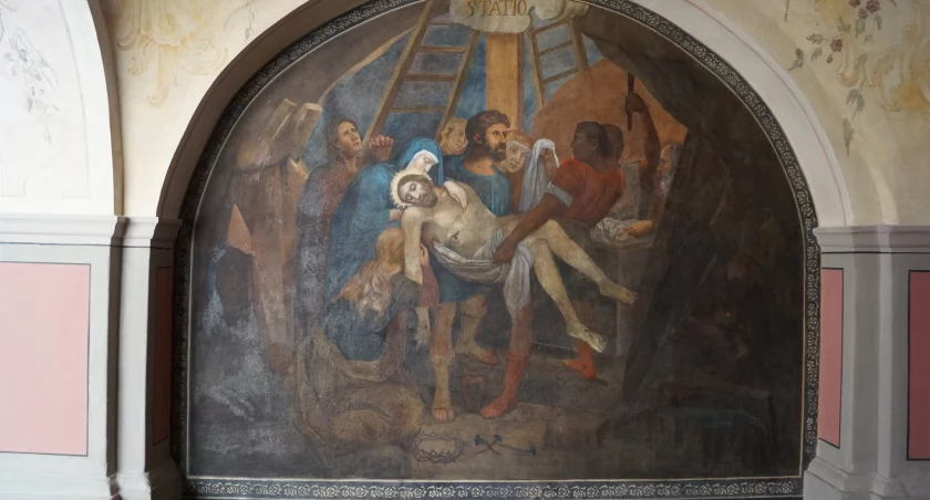 Zdjęcie z krzyża, Kcyńska kalwaria w Sanktuarium Krzyża Świętego w Kcyni, szczególne miejsce zwłaszcza w szczególnym okresie Świąt Wielkiej Nocy, fot Ewa Hałas 