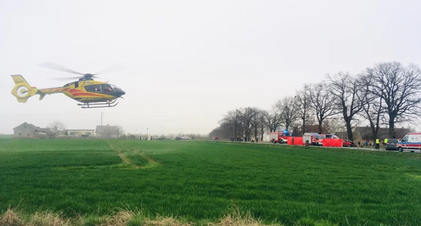 Śmigłowiec zabierze niedługo jednego z rannych do szpitala, fot. nadesłane od Czytelnika