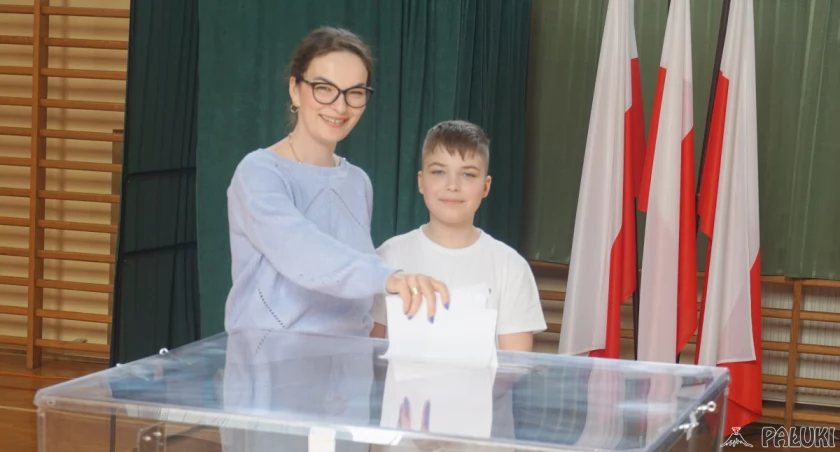 W asyście swego syna głosuje w komisji obwodowej nr 1 w Barcinie mieszkanka ul. Podgórnej fot. Karol Gapiński