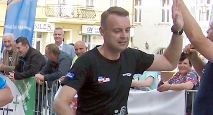 Łukasz Kwiatkowski przybiegł na metę na pierwszym miejscu; fot. Michał Krzyżaniak, zdjęcie z 2023 roku