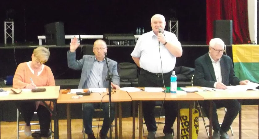 Od lewej Beata Sobczak protokolantka, Marek Kaczmarek sekretarz, prezes Zbigniew Prywer i Marian Bień sekretarz zarządu okręgowego PZD w Bydgoszczy fot. z archiwum Zbigniewa Prywera
