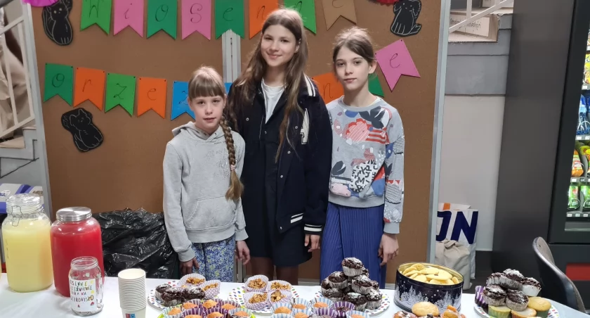 Trzy dziewczyny z 5b przeprowadziły w żnińskiej jedynce, oczywiście ze wsparciem innych osób świetną akcję charytatywną, dzięki której zebrano 894,30 zł na wsparcie schroniska dla zwierząt w Gnieźnie fot. Dawid Bogucki