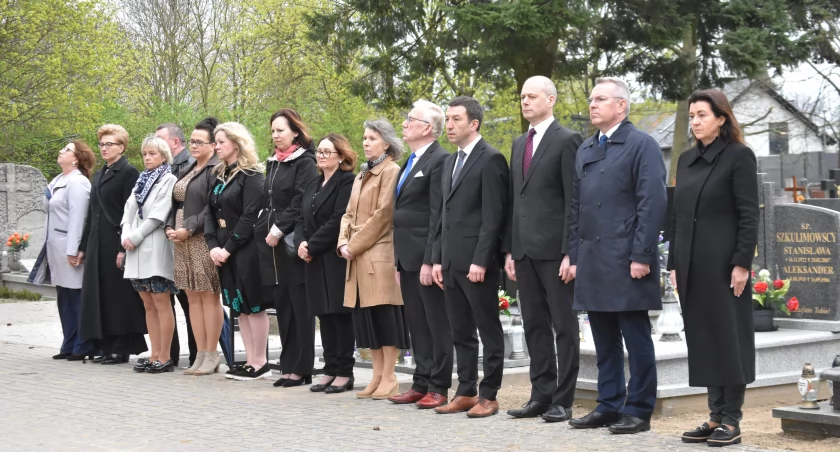 Delegacje 10 kwietnia złożyły kwiaty na grobie ppor. Marka Uleryka w Dziewierzewie, fot Urząd Miejski w Kcyni
