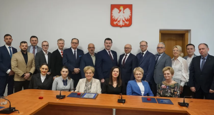 Pierwsze wspólne zdjęcie Rady Powiatu w Żninie na nową kadencję. Brakuje tylko radnego Adriana Przybyła. fot. Karol Gapiński