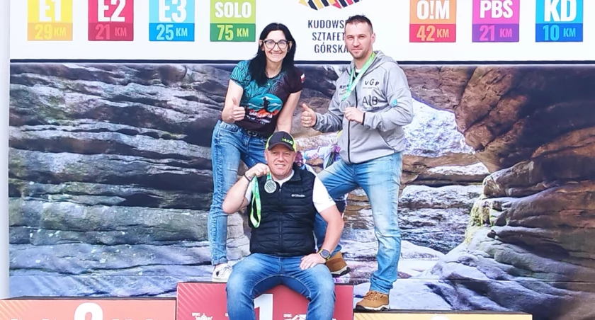 Dorota Teretyka, Tomasz Nowak (w szarej bluzie) i Piotr Szmyt pozują na podium w Kudowie fot. z archiwum Tomasza Nowaka