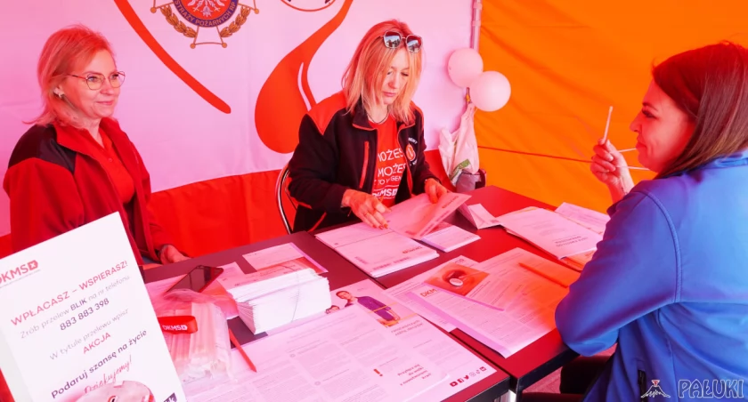 Wolontariuszki z Klubu HDK PCK Strażak w Rogowie (z prezes Urszulą Bylińską na czele) rejestrują kolejną potencjalną dawczynię szpiku fot. Justyna Kulpińska