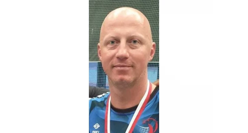 Marcin Przewłoka, 45-letni policjant ze Żnina, znakomity siatkarz potrzebuje pomocy, by móc wrócić do zdrowia. Na jego los nie pozostali obojętni koledzy, zarówno ci z komendy, jak i z boiska. fot. materiały organizatorów