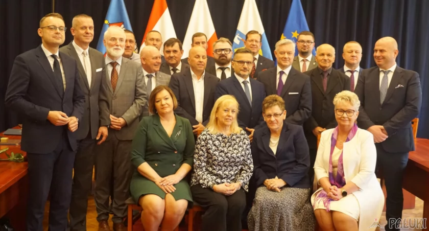 Nowa Rada Miejska w Żninie (na zdjęciu brakuje tylko radnego Grzegorza Koziełka) oraz nowy burmistrz Żnina Łukasz Kwiatkowski na pierwszym wspólnym zdjęciu fot. Karol Gapiński