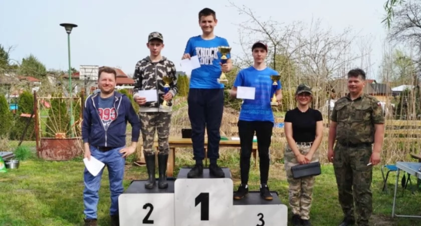 W grupie juniorów na najwyższym stopniu podium stoi Julian Przybyła fot. Paweł Brzykcy