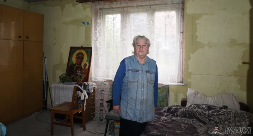 Leokadia Katulska musi opuścić wynajmowany dom w Bielawach do 25 kwietnia. Na zdjęciu widoczny jest pokój, w którym śpi. Podobnie jak wszystkie pozostałe pomieszczenia, jest pełen pleśni, wilgoci i zagrzybienia. fot. Justyna Kulpińska
