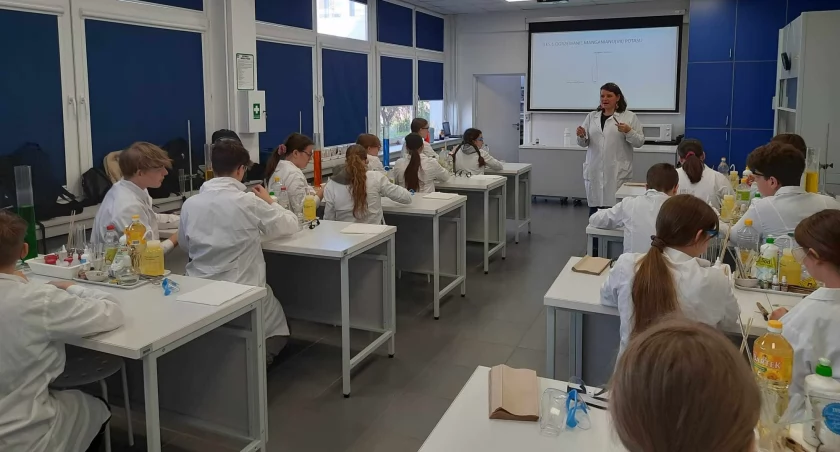 Śladami swojego patrona prof. Jana Czochralskiego podążają uczniowie szkoły podstawowej w Kcyni fot. Tomek Hałas i Marzena Kieca