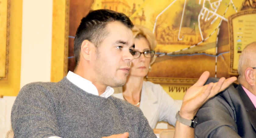 To zdjęcie sprzed ośmiu lat, kiedy na sesji Rady Miejskiej w Kcyni Mateusz Stachowiak mówił o szkodach, jakie w uprawach czynią dziki. fot. z archiwum tygodnika Pałuki