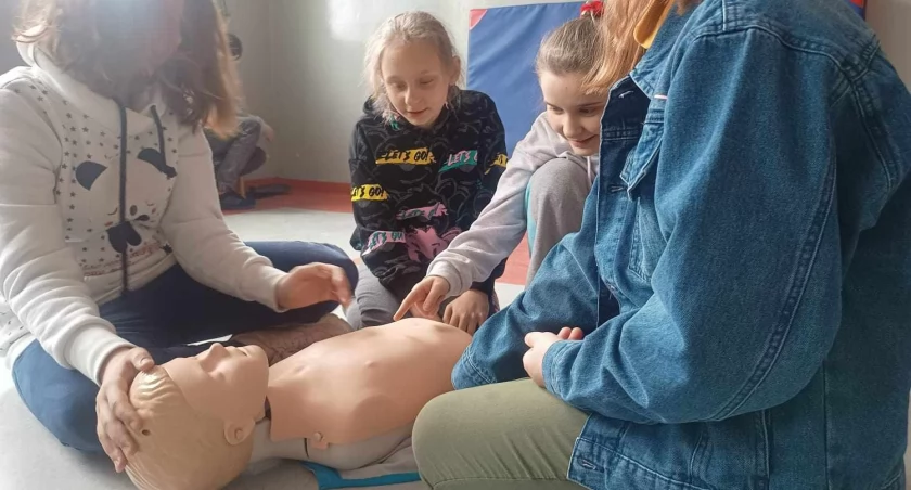 Uczniowie szkoły podstawowej w Laskownicy ćwiczyli intensywnie pierwszą pomoc przedmedyczną fot. Ewa Hałas