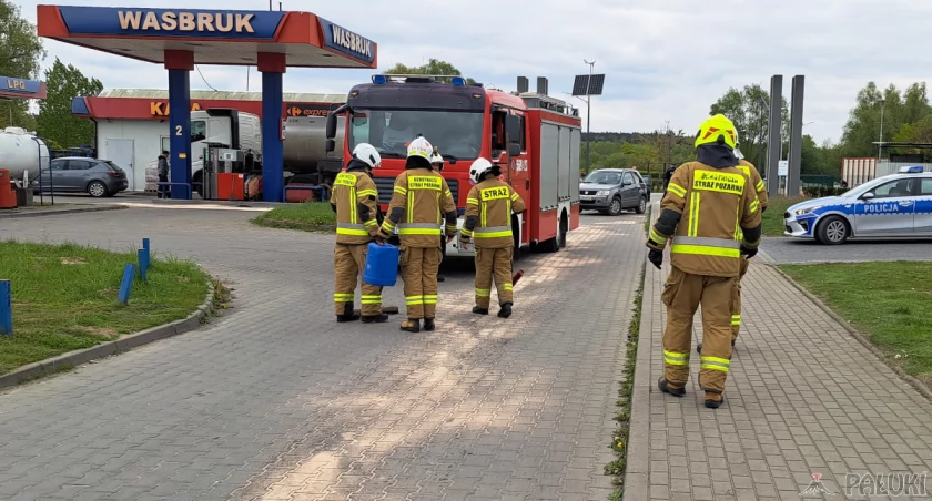 Strażacy usuwają substację chemiczną fot. Karol Gapiński