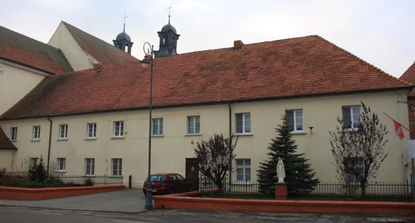 Dach klasztoru wymaga pilnej interwencji. Zespół klasztorny karmelitów wraz z kościołem p.w. Wniebowzięcia NMP w Kcyni powstał w latach 1778–1787, fot. Ewa Hałas