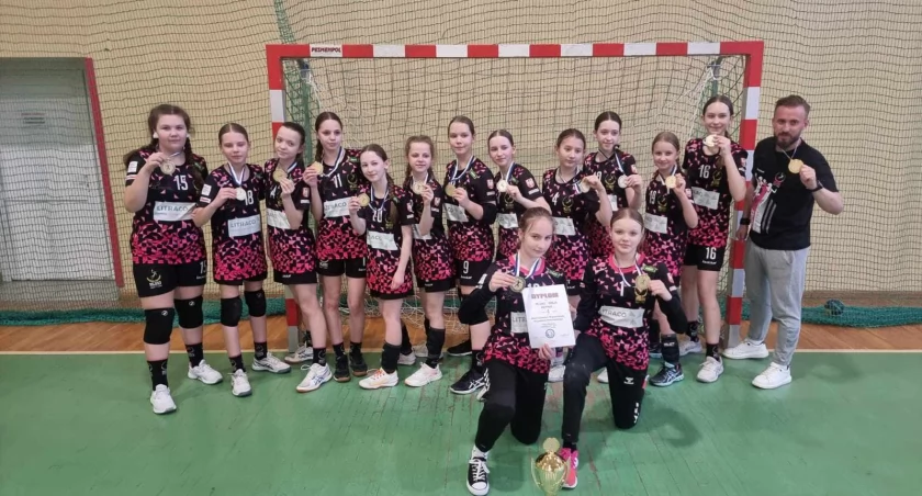 Złote zawodniczki Orlika Kcynia rocznik 2011, zdjęcie z archiwum klubu Orlik Kcynia