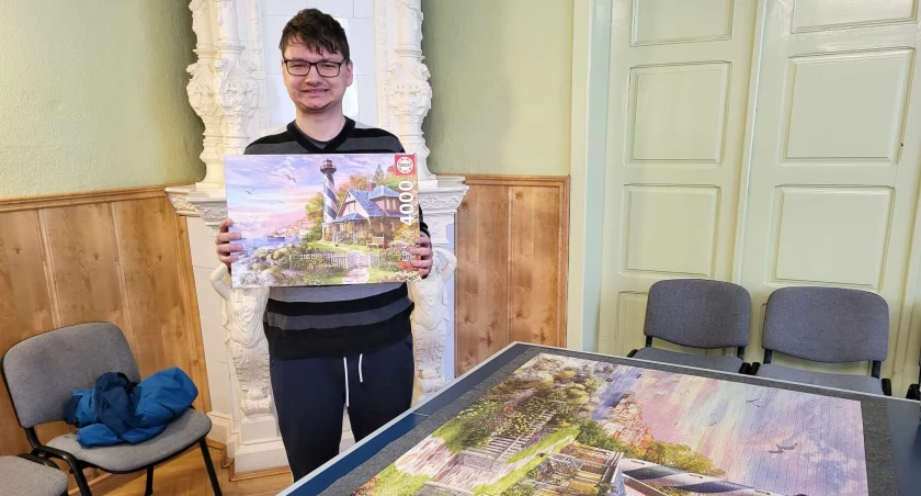 Pasją 23-letniego Kacpra są puzzle. Właśnie ukończył zestaw zawierający 4000 elementów fot. Ewa Hałas