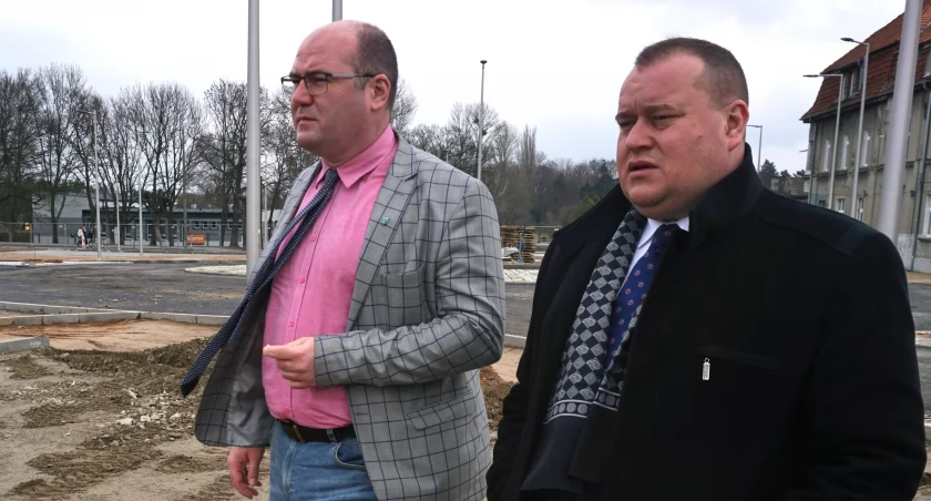W zdejmowaniu rolniczych banerów Leszka Grzeczkę wspierał jego zastępca Michał Werkowski fot. Justyna Kulpińska