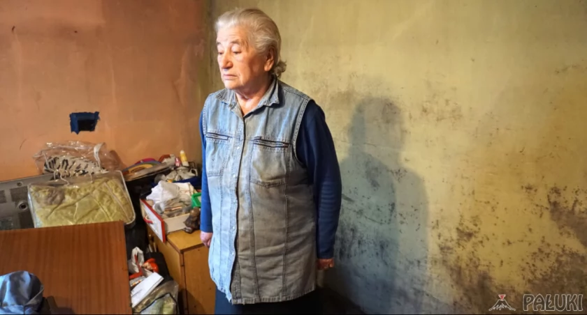 Leokadia Katulska zamieszkuje wynajmowany dom w Bielawach od kilkunastu lat. Problemy z płatnością za czynsz wystąpiły w listopadzie ubiegłego roku. fot. Justyna Kulpińska