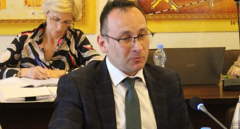 	Radny Tomasz Świerc nie przekonał nikogo i przegrał głosowania fot. Cezary Kucharski