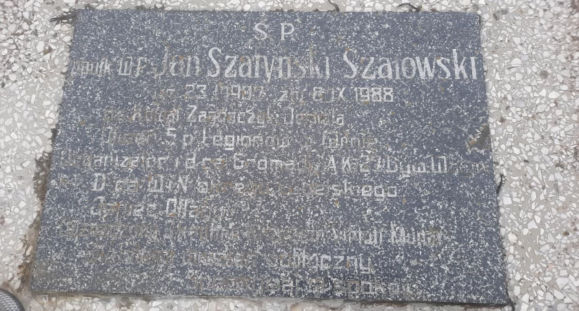 Tablica znajdująca się na grobie Jana Szatowskiego jest nieczytelna fot. Justyna Kulpińska