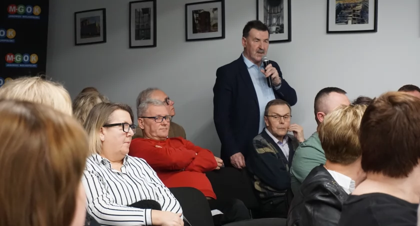 Zdjęcie ze spotkania dotyczącego odpadów niebezpiecznych w Janowcu Wlkp., w którym uczestniczył m.in. starosta żniński Zbigniew Jaszczuk fot. Justyna Kulpińska