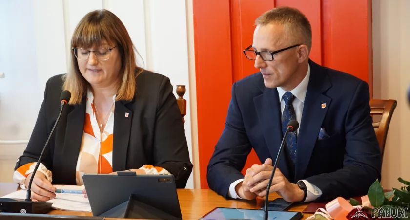 Nowa przewodnicząca Rady Miejskiej w Barcinie Agnieszka Sulecka oraz Paweł Ratajczak, który funkcję wiceprzewodniczącego pełnił już w poprzedniej kadencji fot. Karol Gapiński
