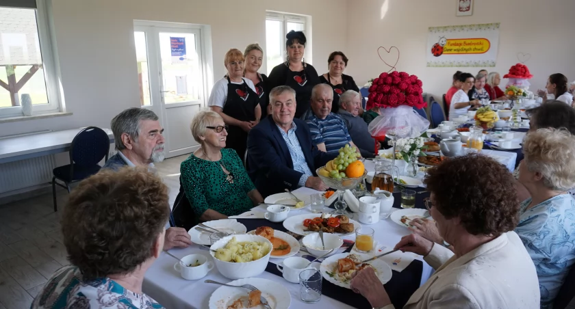 Seniorzy zjedli wspólny posiłek w świetlicy wiejskiej w Tonowie fot. Justyna Kulpińska