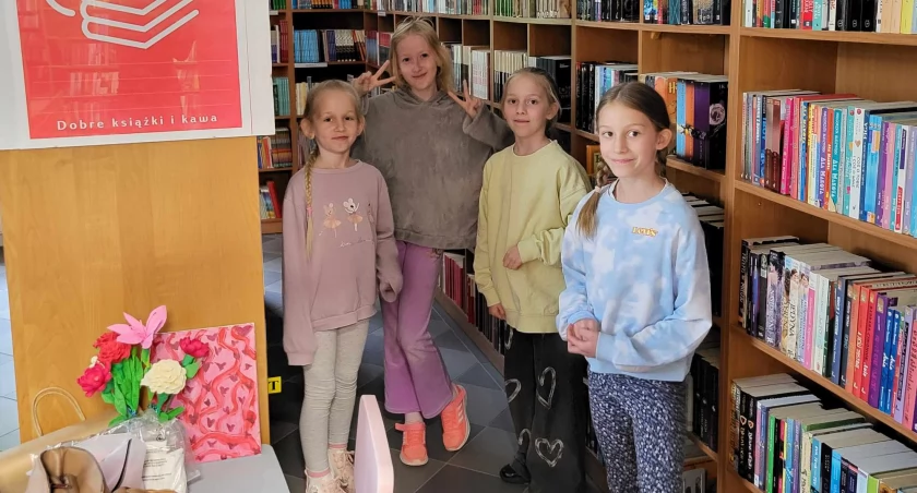 Noc w bibliotece rozpoczęła się od przejrzenia księgozbiorów (fot. Ewa Hałas) 
