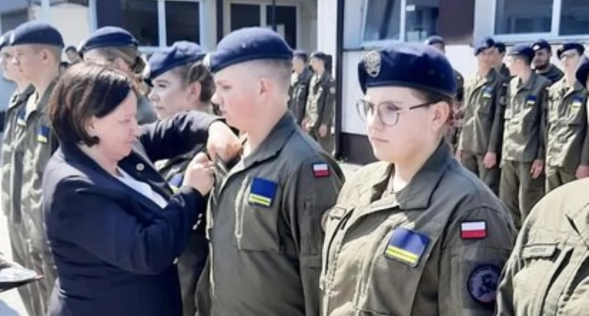 Dyrektor Zespołu Zespołu Szkół im. prof. Emila Chroboczka, Alicja Jaśkowiak wręcza Gwiazdy Kadeckie fot. archiwum szubińskiego zespołu szkół