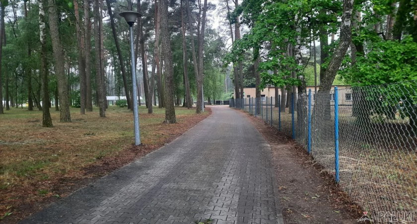 Budynek przy ul. Strzeleckiej, w którym obecnie mieszczą się m.in. szatnie piłkarzy, zostanie zburzony przez Zakład Usług Miejskich fot. Justyna Kulpińska