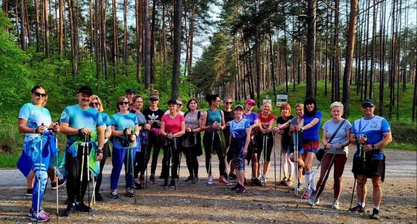 Uczestnicy cyklu Sołectwa z kijkami tym razem pokonywali piękną, leśną trasę fot. Ewa Hałas