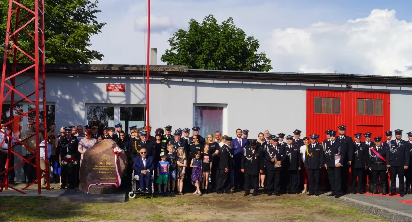 Uczestnicy jubileuszu na pamiątkowej fotografii na zakończenie wydarzenia (fot. Ewa Hałas) 