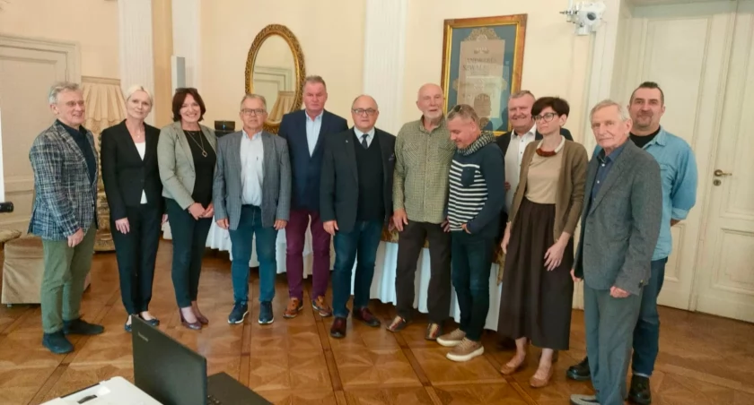 Uczestnicy spotkania w Ostromecku. fot. archiwum sekcja regionalna łabiszyńskiego domu kultury.